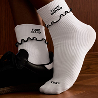Nouvelle conception de chaussettes en coton pour femmes, respirantes, tissées, décontractées, à volants, logo personnalisé, chaussettes unies à volants avec bordure
