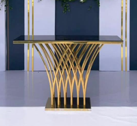 Table de réception de mariage de luxe avec base en acier inoxydable doré et plateau en verre noir