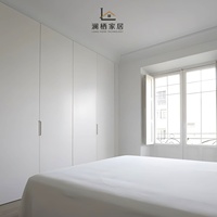 Armoire blanche minimaliste moderne du sol au plafond avec portes sans poignées et design sans joint, menuiserie sur mesure pour villas de Melbourne