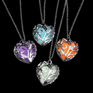 Collar Patrón de flores Collar de cadena de eslabones brillantes Colgante de aleación luminosa con corazón hueco Resplandor <span class=keywords><strong>en</strong></span> el <span class=keywords><strong>encanto</strong></span> oscuro - Product Image 2