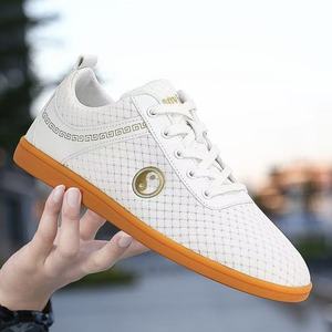 Quteng Vente en gros : Uniforme de <span class=keywords><strong>Kung</strong></span> <span class=keywords><strong>Fu</strong></span>, Mannequin en bois, Armes Tea Panda, Matériau EVA léger, Chaussures de <span class=keywords><strong>Kung</strong></span> <span class=keywords><strong>Fu</strong></span> très respirantes - Product Image 3
