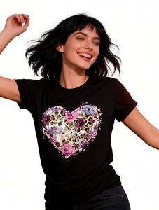 T-shirt stampata con cuore d'amore da donna, manica corta, girocollo, design floreale casual, top primaverile/estivo in jersey di cotone 100%. - Product Image 1
