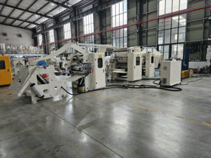 Machine automatique XINYUN à bon prix pour la fabrication <span class=keywords><strong>de</strong></span> serviettes en papier pliées en V et <span class=keywords><strong>de</strong></span> mouchoirs, 380V, 80-110m/min, à vendre - Product Image 2