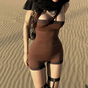 จั๊มสูทโยคะสปอร์ตผ้าลูกไม้เย็บต่อกันแบบเซ็กซี่สีพื้นสไตล์เรโทร สายเดี่ยวแฟชั่นฟิตเนสแบบชิ้นเดียว - Product Image 1