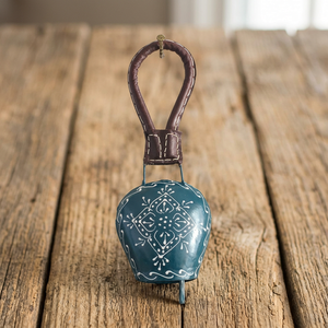 Campana Metálica Hecha a Mano para Colgar en la Pared, Decoración Azul con Patrón Blanco, Estilo Tradicional, Decoración Navideña para Interiores - Product Image 3