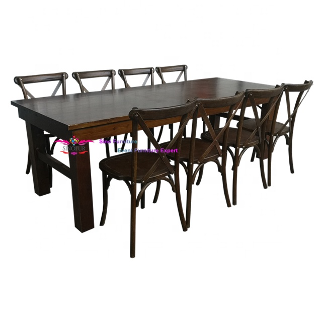 Темно-коричневый твердый деревянный деревенский стол