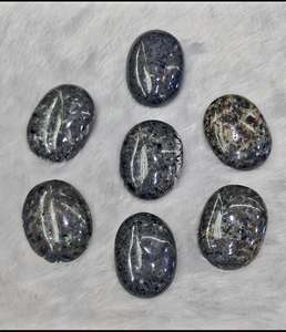 Oferta Especial en Piedra de Bolsillo de Cristal Natural para la Curación, Alivio de la Ansiedad y el Estrés, y la Paz Interior, Disponible a Buen Precio - Product Image 1