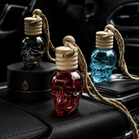 Bouteille diffuseur de parfum pour voiture en verre coloré de 8 ml, réutilisable, avec design tête de mort cool, bouchon en bois et corde, vente en gros