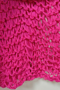 Pull décontracté tricoté à la main rose rose pour femme ourlet évasé texturé évidé avec logo avant - Product Image 3