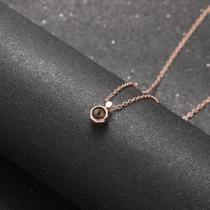 Nuova Collana Personalizzata con Proiezione Fotografica, Ciondolo Rotondo in Acciaio Inox con Zirconi e Catena a Maglie 'Ti Amo' per Donne e Ragazze - Product Image 4