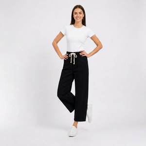 Jean en denim tricoté pour femme, taille XS, coupe ample, taille mi-haute, noir, avec cordon de serrage, logo côté droit, idéal pour les voyages - Product Image 1