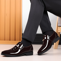 Mocassins noirs en gros d'usine avec empeigne en PU verni et semelle en caoutchouc, chaussures habillées formelles pour hommes