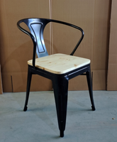 Ensemble de table et chaises de salle à manger en bois, chaises et table Tolix en acier noir pour événements