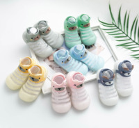 Chaussons bébé tricotés légers et confortables à rayures roses, avec oreilles 3D, semelle souple et flexible en TPE antidérapante – Vente en gros