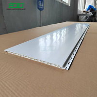 Planches murales et de plafond en PVC imperméables pour les zones de fabrication alimentaire, les laboratoires, les salles humides, système de revêtement répondant aux exigences du projet