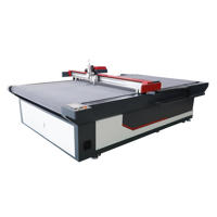 Machine de découpe CNC à alimentation automatique, adaptée à l'industrie du vêtement, du textile et de la fabrication de sacs.