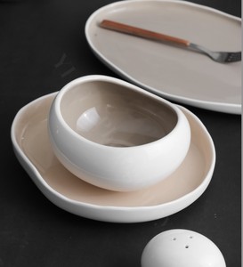 Service de vaisselle de design français, inspiré du blanc, avec l'extérieur blanc et l'intérieur gris, plats principaux disponibles à prix de gros - Product Image 1