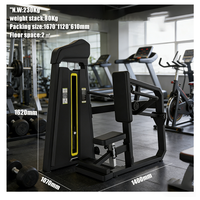 La salle de sport utilise une machine à dips assis de haute qualité pour les triceps.