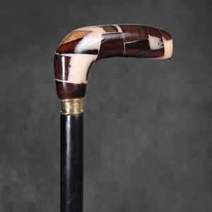 Conception élégante et fonctionnelle, cette canne de marche en résine et en bois est parfaite pour les personnes âgées - Product Image 6