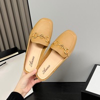 Sandales plates d'été Offre Spéciale pour femmes Magnifiques mules de plage pour femmes avec chaînes métalliques fantaisie pour pantoufles