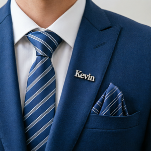 Spilla in Metallo Personalizzata con Iniziale del Nome, Elegante Regalo per Testimoni, <span class=keywords><strong>Padre</strong></span> o Capo - Product Image 1