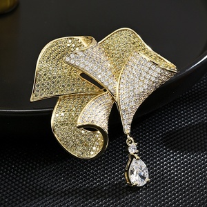 Broche en cristal de luxe de conception de niche française motif de fleur exquise épingle à la boutonnière avec Zircon cadeau de perle à la mode - Product Image 6