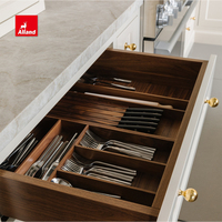 Cuisine minimaliste Alland pour maison de plage, armoire encastrée avec tiroirs sur mesure à queue de pie, porte en verre fumé et verre cannelé