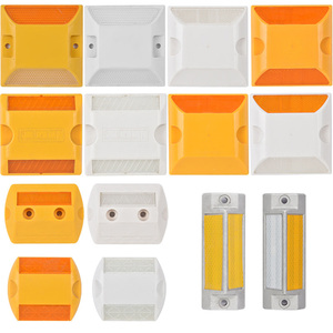 Hoogwaardige witte kunststof wegmarkeringen met reflecterende glazen kralen, reflecterende markeringen voor verkeersveiligheid - Product Image 4