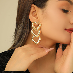 Boucles d'oreilles dorées minimalistes exagérées de style euro-américain, petites fleurs, pour la vente en gros, cadeau unisexe - Product Image 3