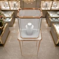 Meuble de présentation de bijoux de luxe sur mesure, tour de présentation de colliers en verre avec cadre en or rose pour boutique de centre commercial