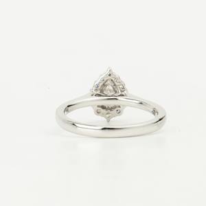 Bague de fiançailles de luxe en diamant de laboratoire, avec diamant de laboratoire taille poire E F VS et halo, bijoux de mariée écologiques - Product Image 3