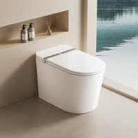 Accessoires de salle de bain automatiques modernes, y compris des toilettes intelligentes électriques avec chasse d'eau automatique et des toilettes intelligentes en céramique.