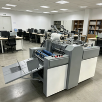 Laminateur entièrement automatique CG560F avec alimentation et réception de papier pour l'impression et l'emballage de petit format, design compact