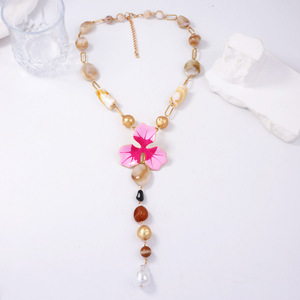 قلادة تشوكر مجوهرات مصنوعة يدويًا من سبيكة مطلية بالذهب، بتصميم بوهيمي زفافي، مزينة بزهور راتنجية مطلية بالزيت وخرز لؤلؤي مسطح، مع شراشيب طويلة وقلادة متدلية - Product Image 3