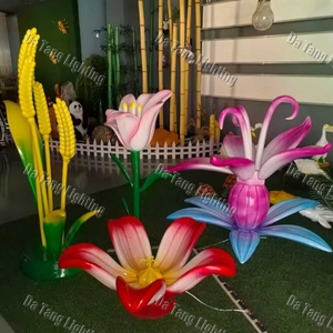 Lumière à motif floral 3D en fibre de verre pour des compositions florales superposées et des éléments paysagers extérieurs distinctifs - Product Image 6