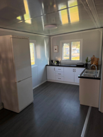 Maison Modulaire de Luxe Entièrement Meublée en Acier, 2 Chambres, 1 Salle de Bain, Installation Facile, Maison Conteneur Extensible pour Mini-Maison Préfabriquée