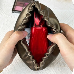 Borsa per il Trucco Plissettata Prodotta in Fabbrica per Trasportare Rossetti e Altri Cosmetici Borsa da Toilette Formato Viaggio. - Product Image 5