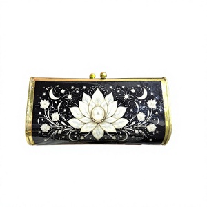 Pochette de soirée artisanale Fleur de lotus noire avec cadre doré, incrustation florale et motif étoile-lune, type Minaudière, vente en gros - Product Image 1