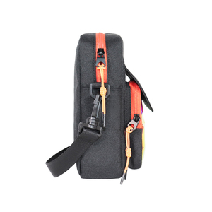 Petit sac bandoulière en nylon noir holographique personnalisé pour hommes, avec sangle réglable et fermeture à glissière - Product Image 3
