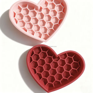 ชามอาหารสุนัขซิลิโคนรูปหัวใจแบบรังผึ้ง 2 ช่อง รุ่น Saint Valentine 2025 พร้อมแผ่นรองรูปหัวใจ 2 in 1 ช่วยให้สัตว์เลี้ยงกินอาหารช้าลงและเลียได้ - Product Image 6