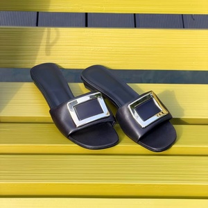 Sandales plates noires en cuir pour femmes avec boucle métallique dorée, à enfiler, décontractées pour l'été, la plage et les loisirs - Product Image 1