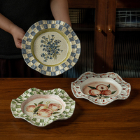 Assiettes à dîner en céramique irrégulières avec logo personnalisé, design créatif à motifs floraux, vaisselle en porcelaine de style nordique pour usage en restaurant