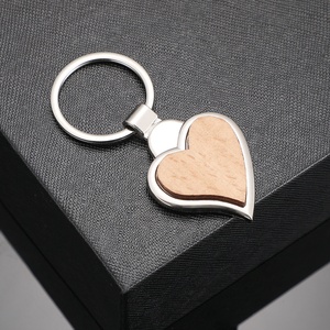 Porte-clés en bois de bambou personnalisé, imprimé et gravé, avec nom, pour Noël, mignon, populaire, en métal et bois vierge, vente en gros - Product Image 5