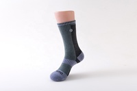 Chaussettes de compression en laine mérinos 100% avec broderie de logo personnalisé, chaussettes mi-hautes pour les sports d'hiver en plein air - Randonnée avec logo sur le bas
