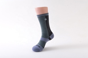 Logo personnalisé broderie <span class=keywords><strong>100</strong></span>% laine mérinos chaussettes de compression équipage de haute qualité pour les sports de plein air d'hiver-randonnée avec logo sur le fond - Product Image 3