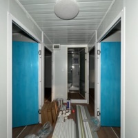 Maison conteneur extensible moderne de 40 pieds avec cadre noir, jaune désert, étanche et coupe-vent, avec cuisine et chambre à coucher