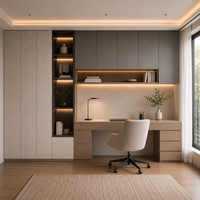 Armoires de bureau avec rangements en chêne clair, un mur de bureau gris et des étagères ouvertes éclairées
