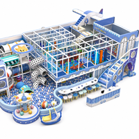 Structure de jeu intérieure personnalisée pour enfants sur le thème Sky Party, avec piscine à balles, toboggan spiralé, structure d'escalade, carrousel et tunnel