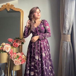 Traje Anarkali de Seda Bordado Morado, Largo hasta el Suelo, Tradicional Indio-Pakistaní para Bodas, Corte Regular, Elástico, para Mujer - Product Image 1