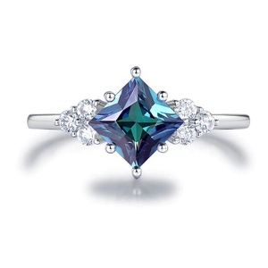 Bague de fiançailles classique en argent sterling 925 avec Alexandrite Princesse - Product Image 1